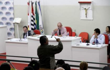 Sob vaias, protestos e cartões vermelhos sessão da Câmara é encerrada