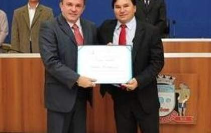 Vereador Idevaldo Claudino entrega título e moções