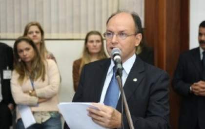 Comissão criada pelo governador surpreende o presidente do PMDB