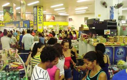 Lei obriga bancos, supermercados e lotéricas a ter bebedouros e sanitários