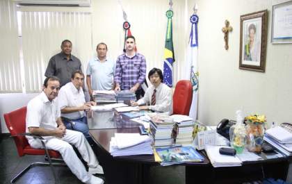 Governo de Andradina compra van e carro para Saúde