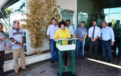 Prefeita assina ordem de serviço para asfaltar acesso ao Aeroporto