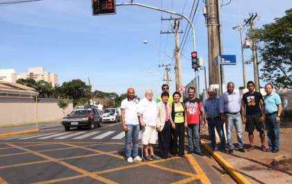 Governo de Andradina instala semáforo na São Paulo com Sylvio Shimizu