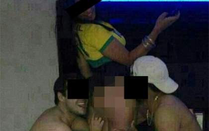 Vereadores posam ao lado de mulher nua e geram polêmica