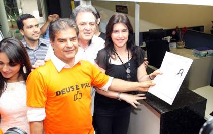Simone Tebet registra candidatura e diz que vai trilhar caminho da ética e do trabalho