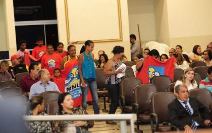 Servidores municipais e movimento de moradia pedem apoio à Câmara