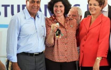 Márcia Moura recebe chaves de sete ônibus das mãos da presidente Dilma