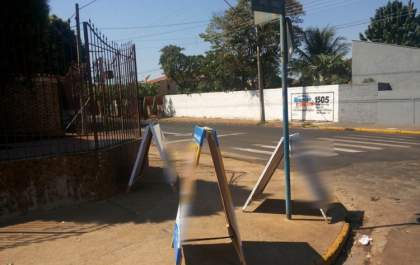 Cavaletes políticos enfeiam a cidade e atrapalham geral