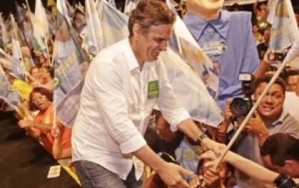 Presidenciável Aécio Neves recua e mantém visita ao Estado na terça