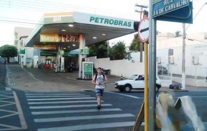 Placas de propaganda política atrapalham visibilidade de motoristas