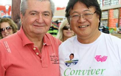 Dr. Charles investe no corpo-a-corpo, empolga e desperta o clima de eleição na cidade
