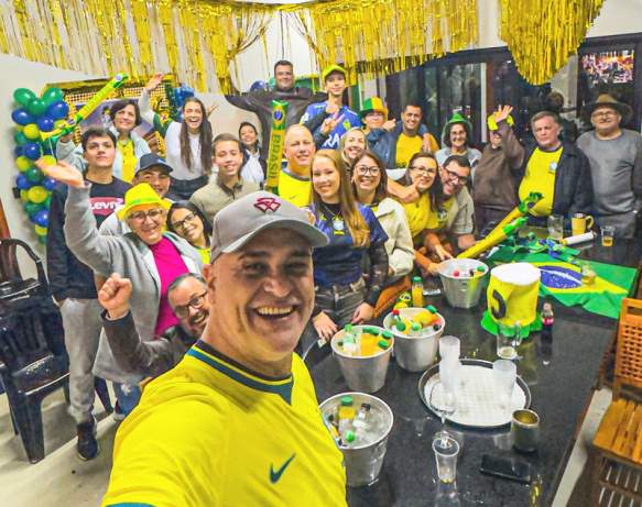 Ex-goleiro Marcos assiste jogo do Brasil com família de produtor rural de Aracanguá